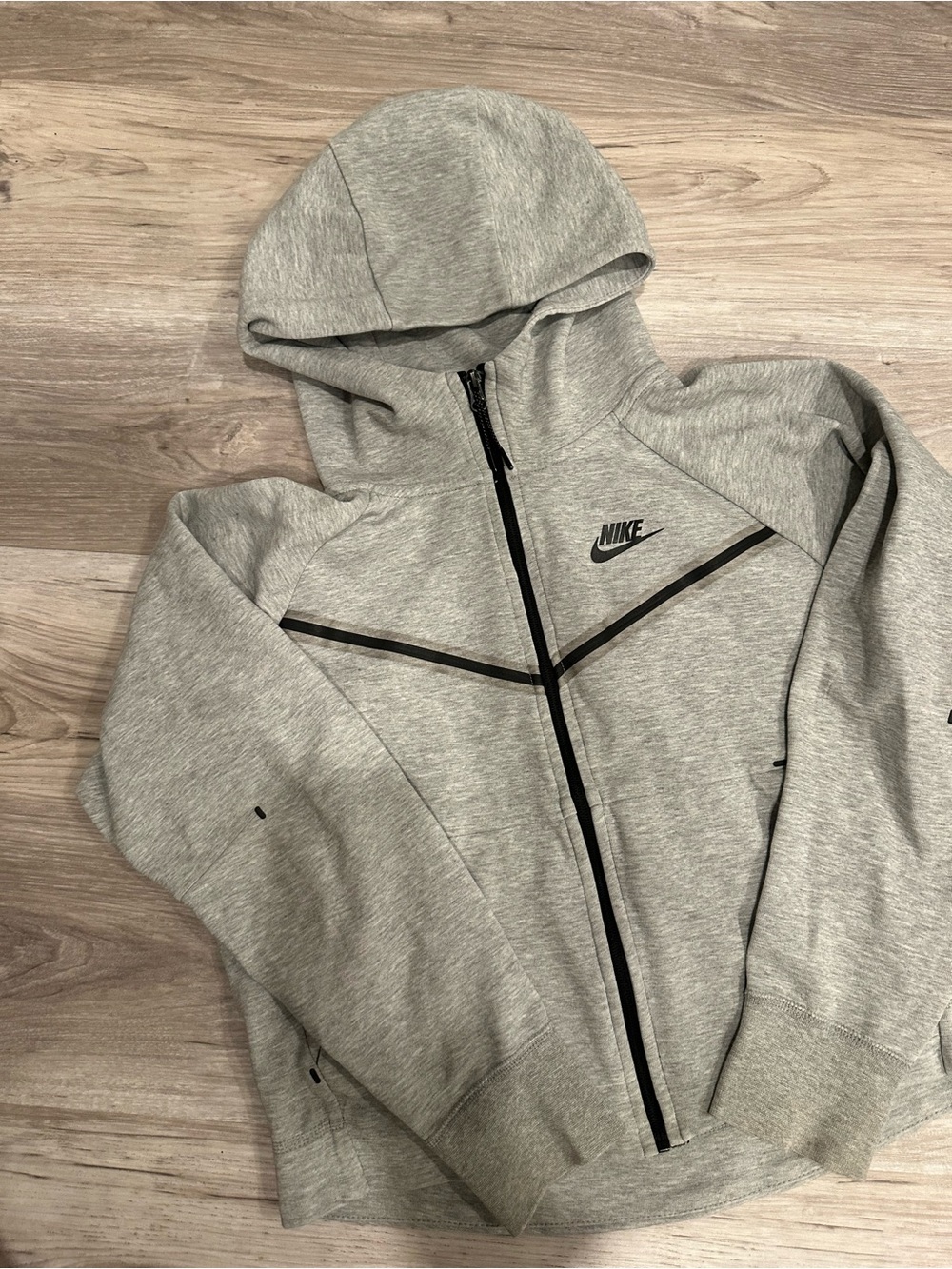 Grey women’s nike tech (s)